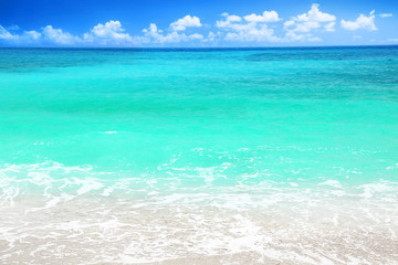 Fototapeta na wymiar Piękne niebieskie morze plaża