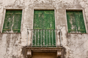 Fototapeta na wymiar old green door and windows