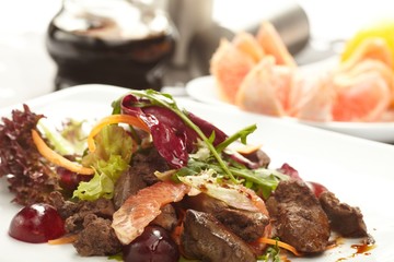 Beef with grapefruit and rucola salad