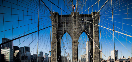 Obraz premium Brooklyn Bridge in New York mit blauem Himmel