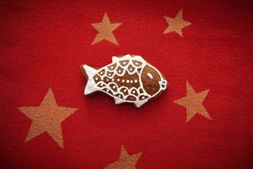 dekorierter Fisch aus Lebkuchen auf rotem Untergrund