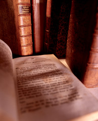 Alte B&uuml;cher im Ledereinband