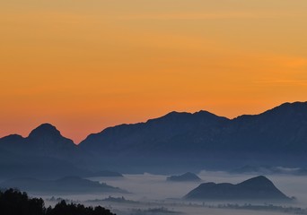 Niebla al pie de las montañas.