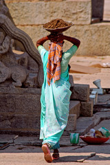 India: donna al lavoro