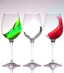 Bandiera italiana con liquido in bicchieri, su sfondo bianco