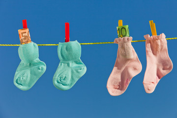 Baby Socken auf Wäscheleine