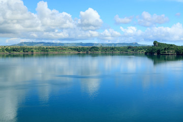 Obraz premium reflets de nuages sur la mer dans la baie de Diego-Suarez