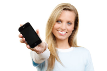 junge frau zeigt ihr handy