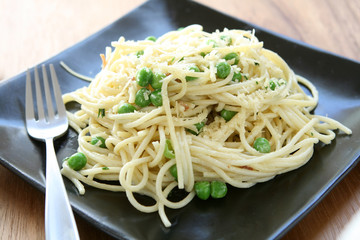 Spaghetti with Peas and Prosciutto