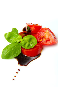 pomodoro con basilico condito con aceto balsamico