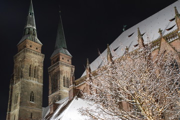 Kirche N&uuml;rnberg St.Sebald evangelisch Bayern Schnee Nacht