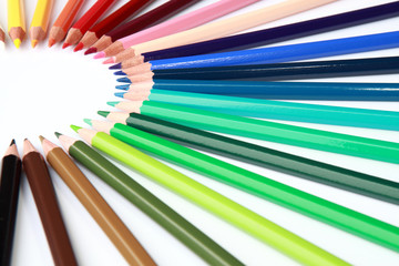 pastelli colorati su fondo bianco