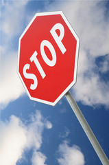 Segnale stradale di stop su cielo con nuvole