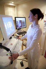 Obraz na płótnie Canvas Radiologia technik wykonywania mammografii skanowanie