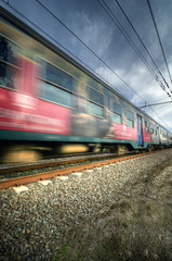 Obraz premium Treno rosso in velocità