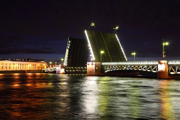 Fototapeta na wymiar Pałac Most zwodzony na rzeki Newy w nocy.