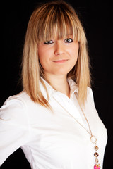 Junge blonde Frau in weisser Bluse 816