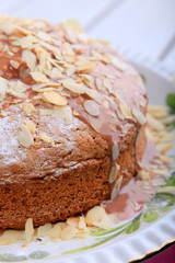 Nusskuchen mit Karamellsauce