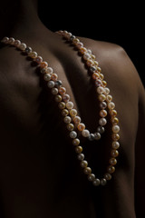 dos de femme et collier de perles