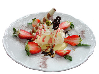 Eisteller mit Erdbeeren und Sahne