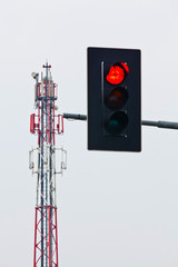 Mobilfunk Sendemast und rote Verkehrsampel