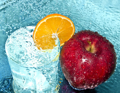 Apple and orange in water drops © gemini62