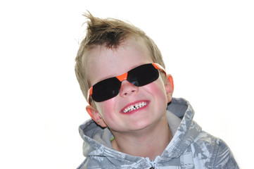 Lachender Junge mit Sonnenbrille