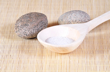 Sanuakelle und Steine