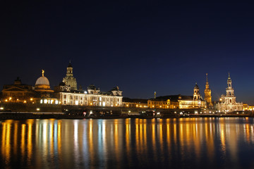 Obraz na płótnie Canvas Elbe w Dre¼nie w nocy