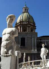 Piazza con statue