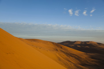 Fototapeta na wymiar Wydmy w marokańskiej Sahary
