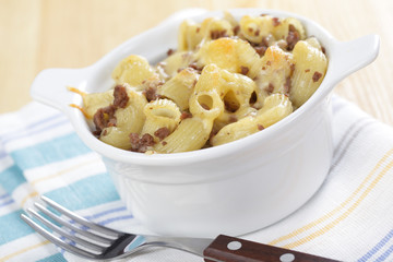 Macaroni and cheese with ground beef