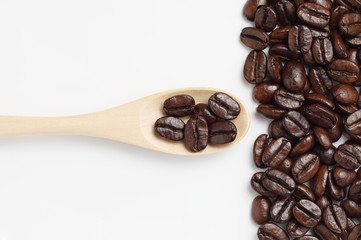 木製スプーンとコーヒー豆