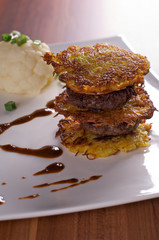 Hackfleisch-Rösti Türmchen