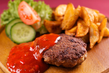 Hacksteak mit Zigeunersauce und Wedges