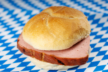 Bayrisches Leberkäs-Brötchen