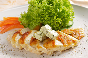 Gegrillte Hähnchenbrust an Blattsalat