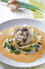 Champignonrisotto in Parmesanhippe auf Paprikaschaum