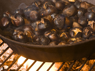 heisse Marroni auf dem Cheminée Feuer