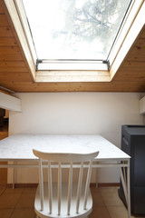 interno di una piccola mansarda con lucernacolo