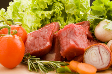Bocconcini di carne cruda con verdure