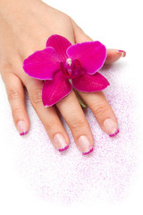 mano di donna con orchidea