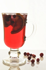 Фруктовый коктейль в стеклянном бокале