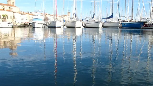 Au ras de l'eau du port