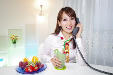 受話器を持った笑顔の女性