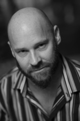 Obraz premium Headshot of a handsome bald man