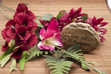 Blumenstrauß mit Grabstein