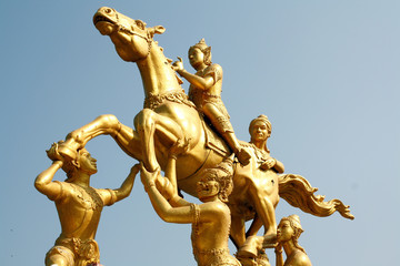 Fototapeta na wymiar Equestrian statue of gold