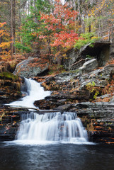 Fototapeta na wymiar Jesień Wodospad w górach