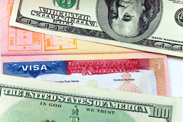 Fototapeta na wymiar Amerykańska wiza w paszporcie strony i dolarach amerykańskich